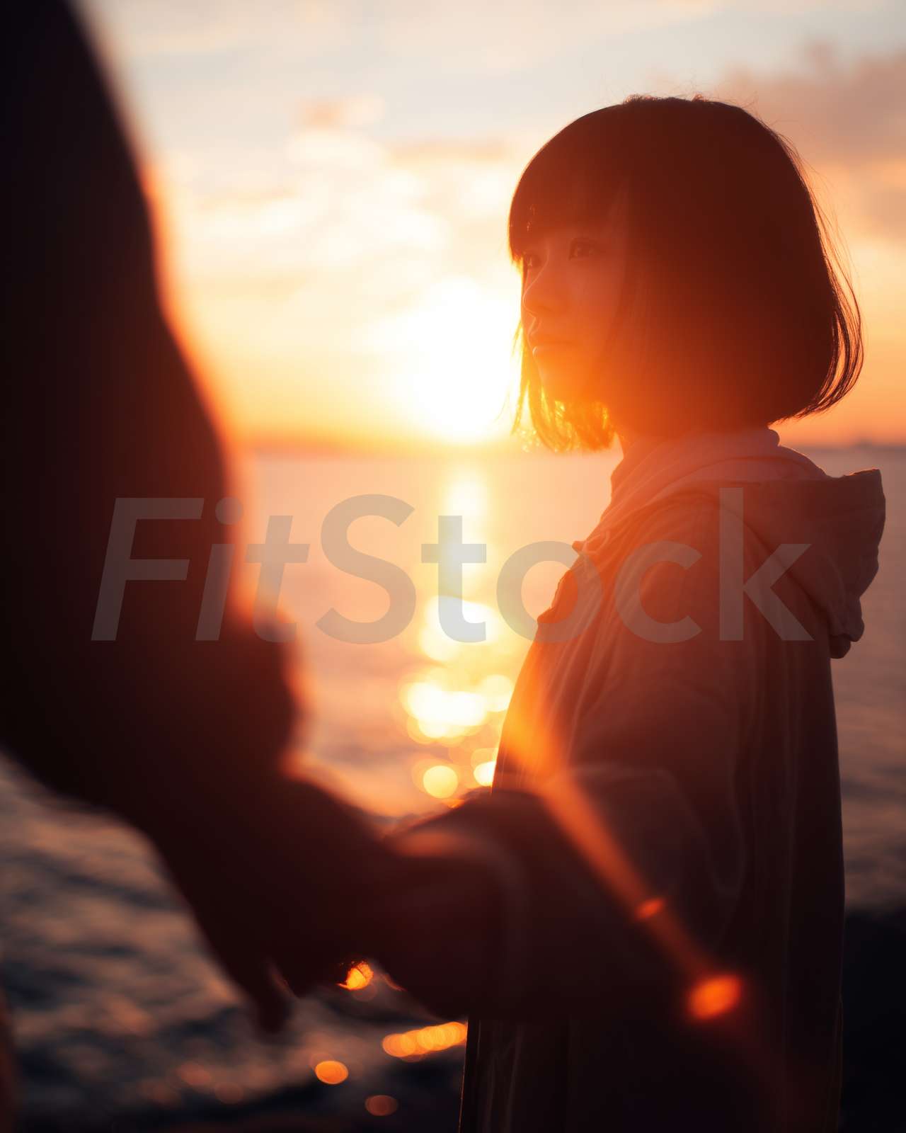 夕暮れ時に手を取り合う若い女性