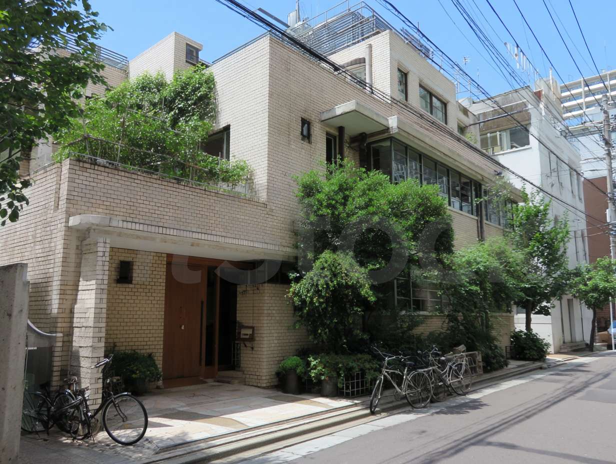 都会の静かな住宅街にあるモダンなレンガ造りの建物