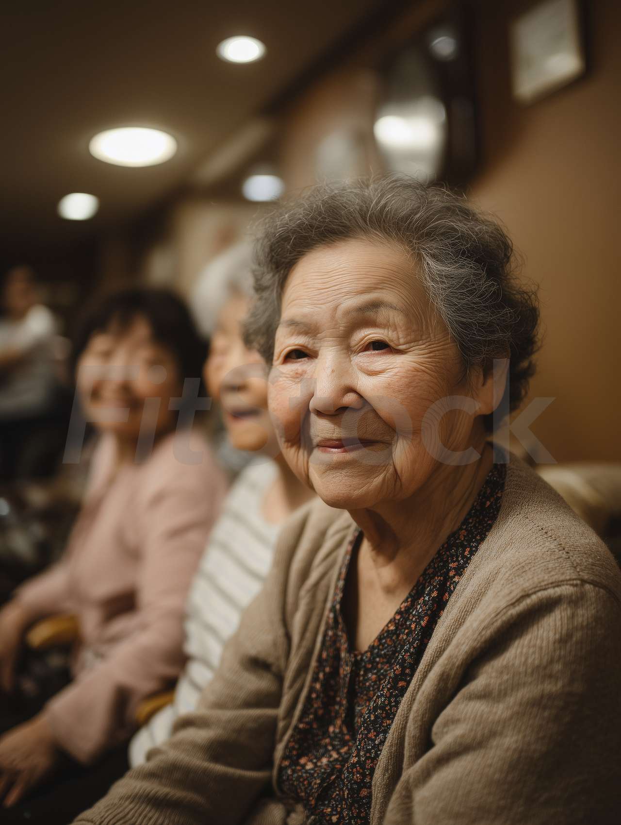 微笑む高齢の女性