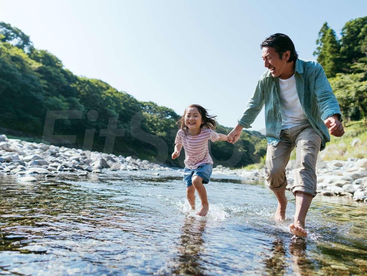 川で楽しく水遊びをする親子