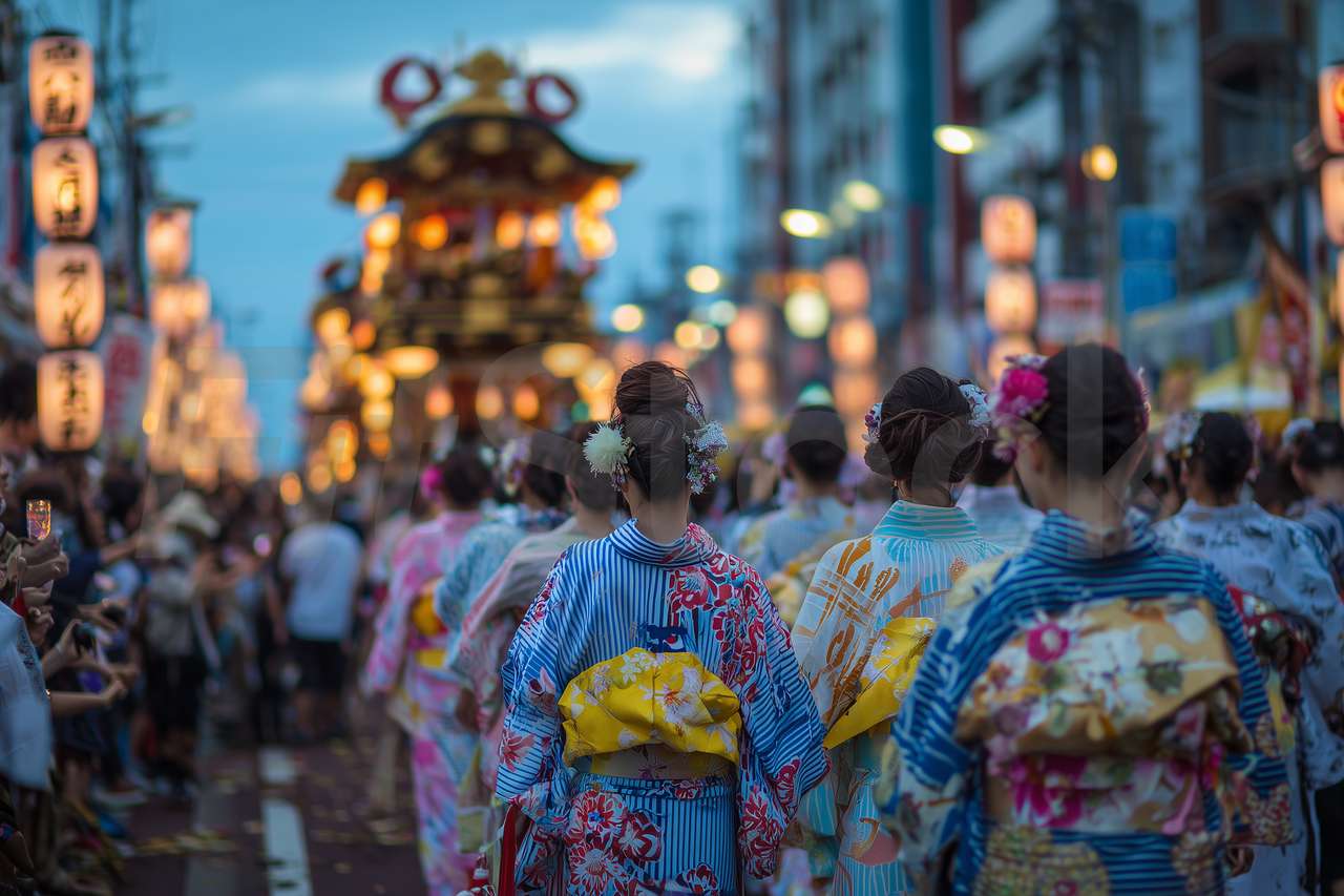 日本の祭りで浴衣を着て歩く人々