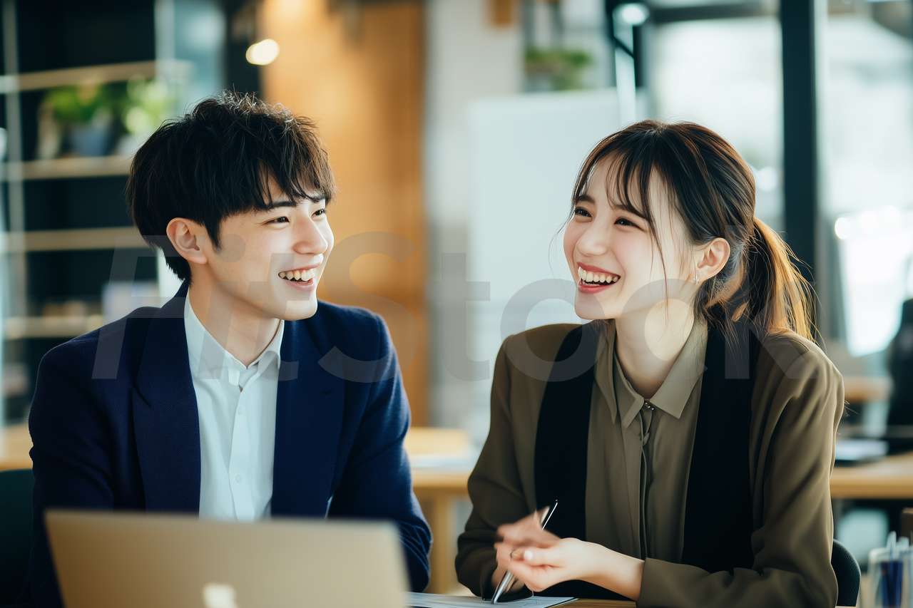 オフィスで打ち合わせをする男女