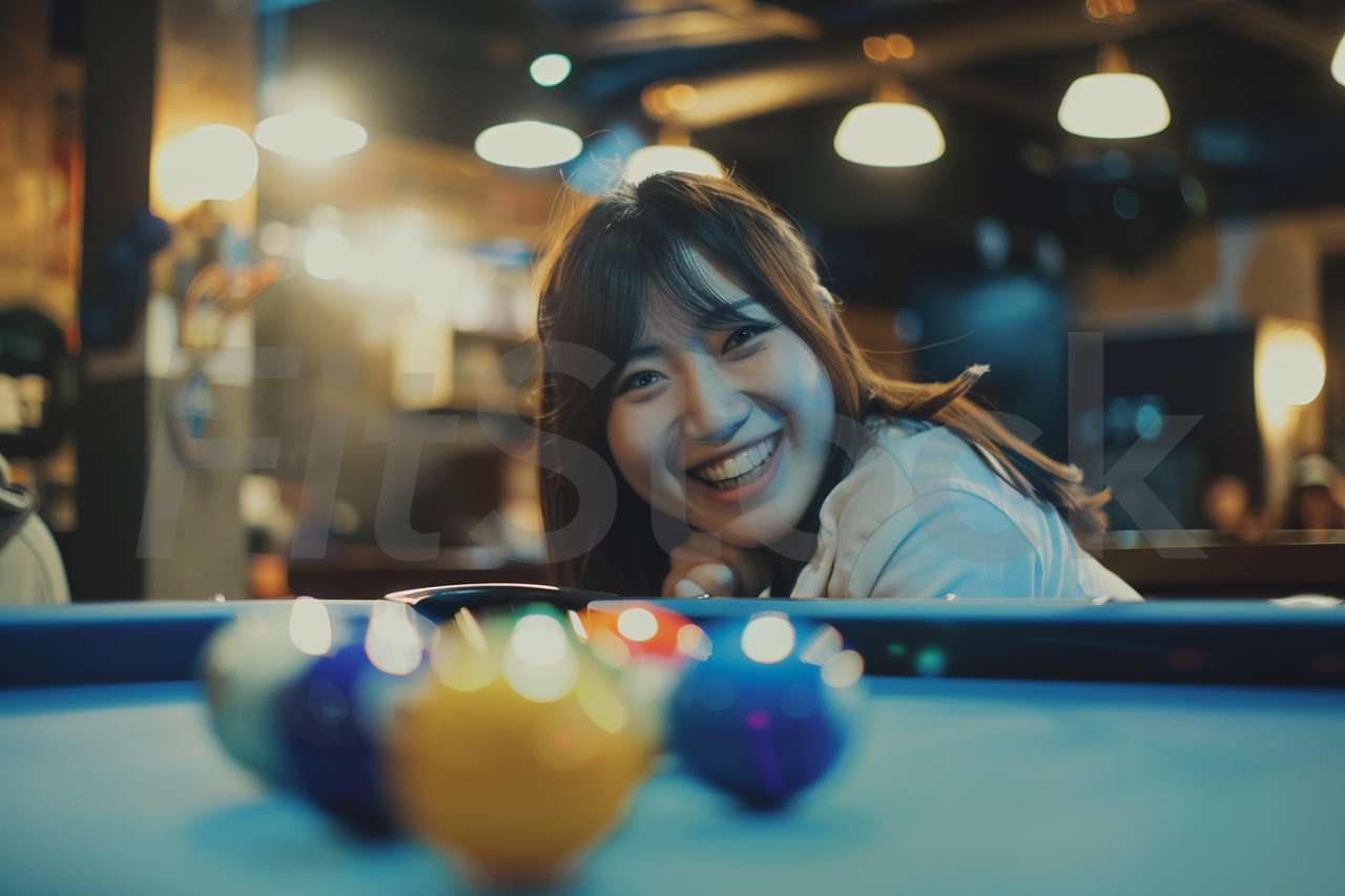 ビリヤードを楽しむ笑顔の女性