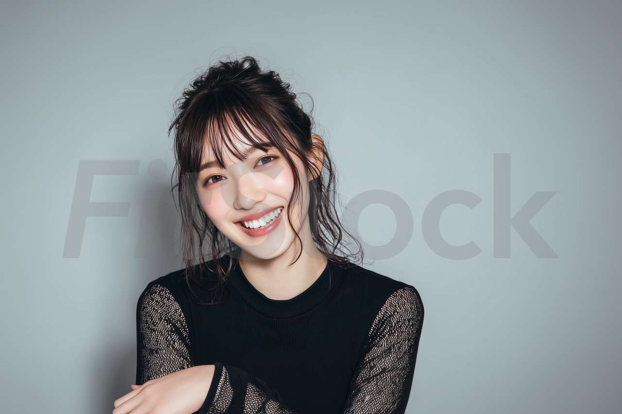 明るい笑顔の若い日本人女性