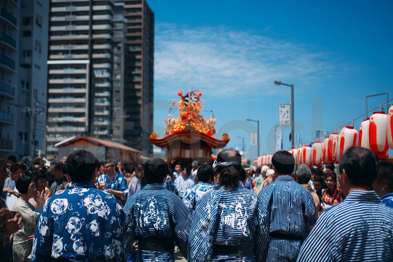 日本の伝統的な祭りに参加する人々