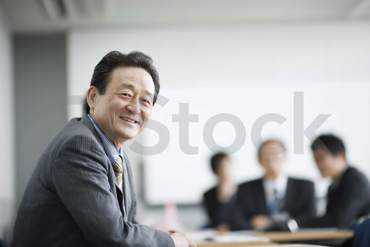 会議で笑顔を見せるビジネスマン