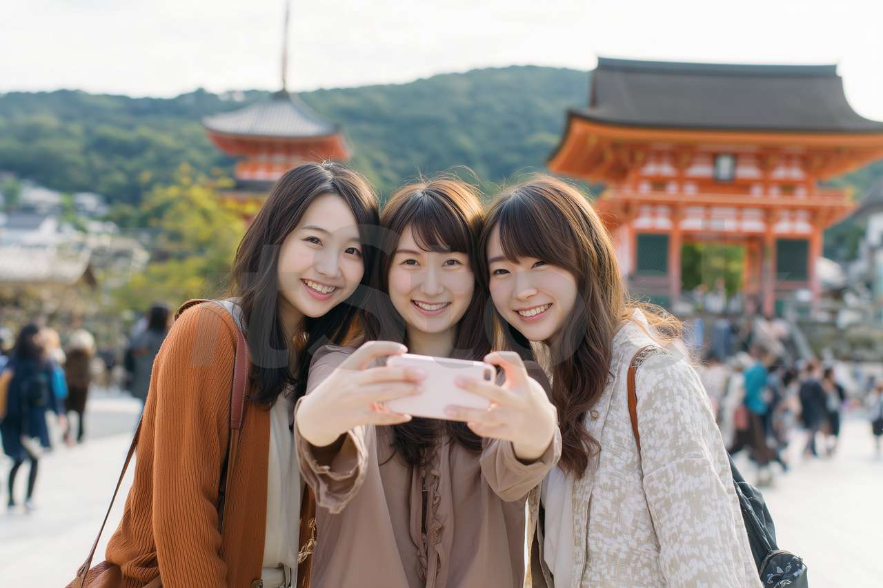 清水寺を背景に自撮りをする3人の女性