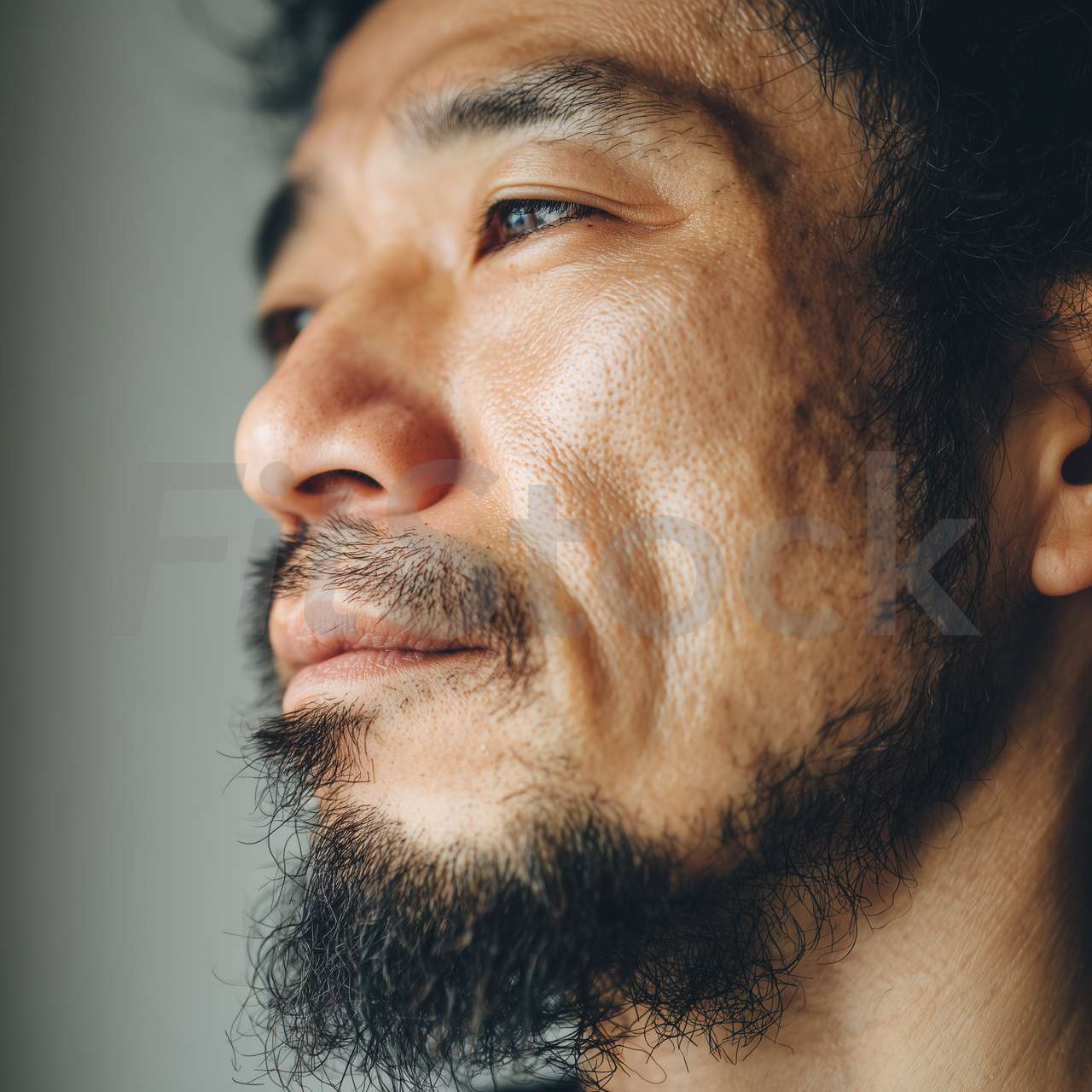 横顔を見つめるアジア人男性のクローズアップ