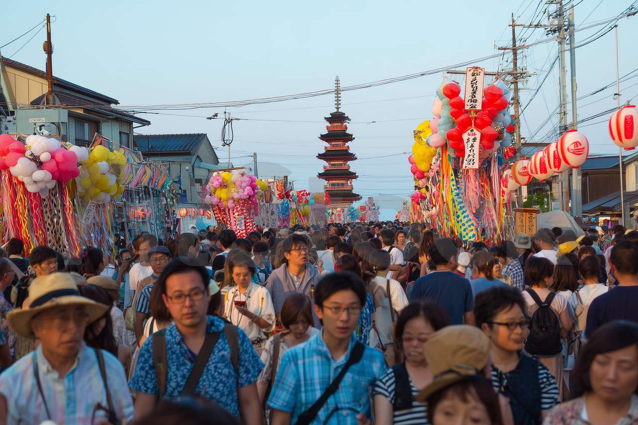 夏祭りの賑わいと日本の伝統的な五重塔