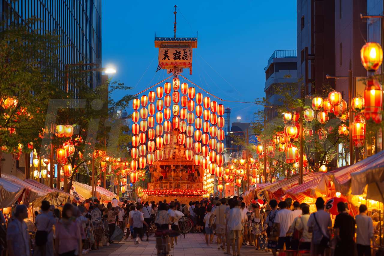 日本の祭りの夜、提灯で飾られた山車と賑わう人々