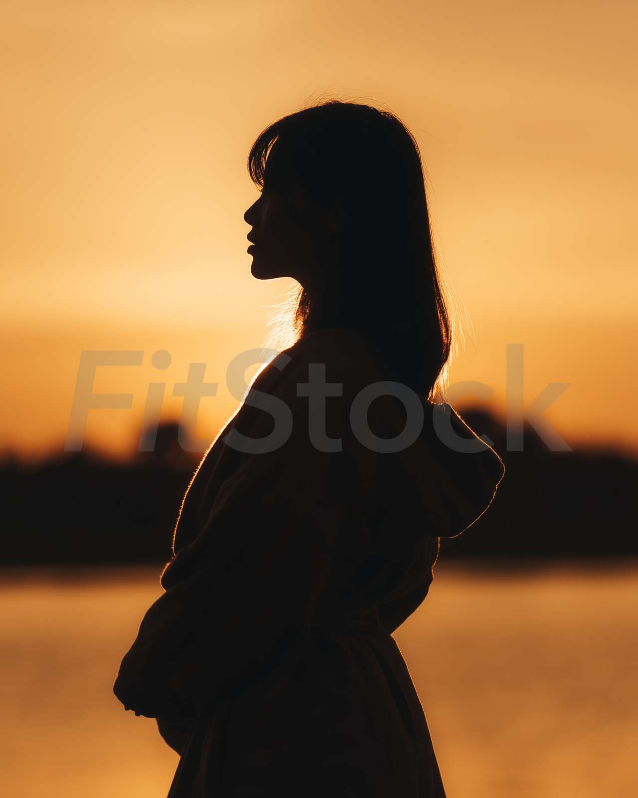 夕暮れ時に佇む女性の美しいシルエット