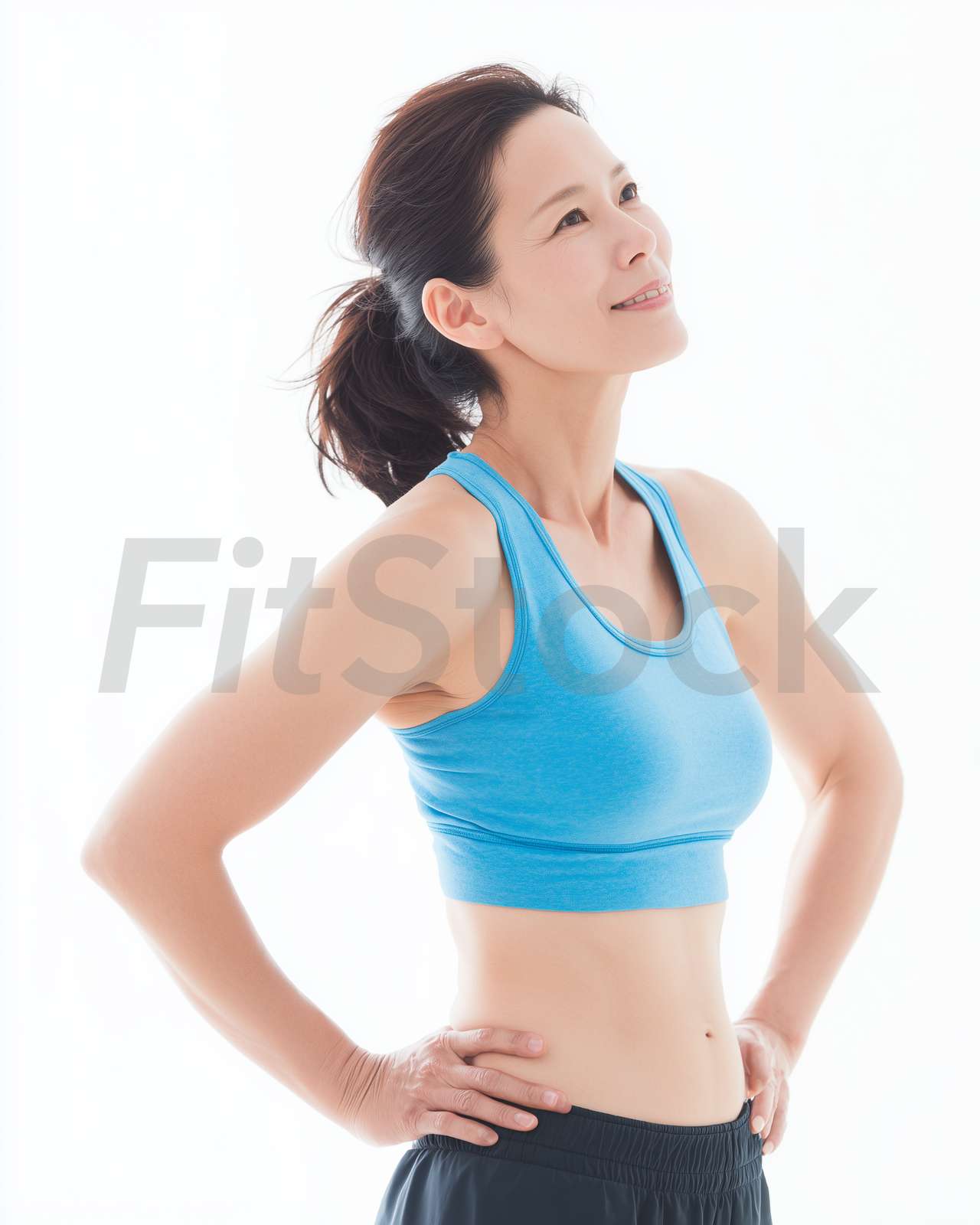 スポーツウェアを着て微笑む健康的な女性