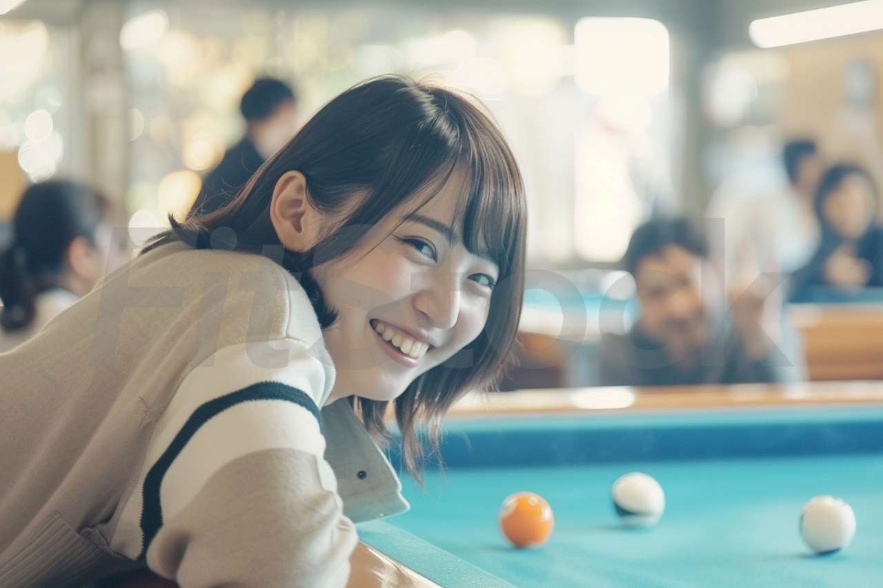 ビリヤードを楽しむ笑顔の女性