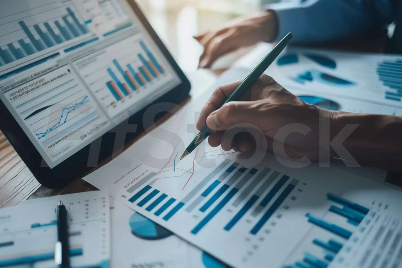 ビジネス分析とデータ確認を行うビジネスパーソン
