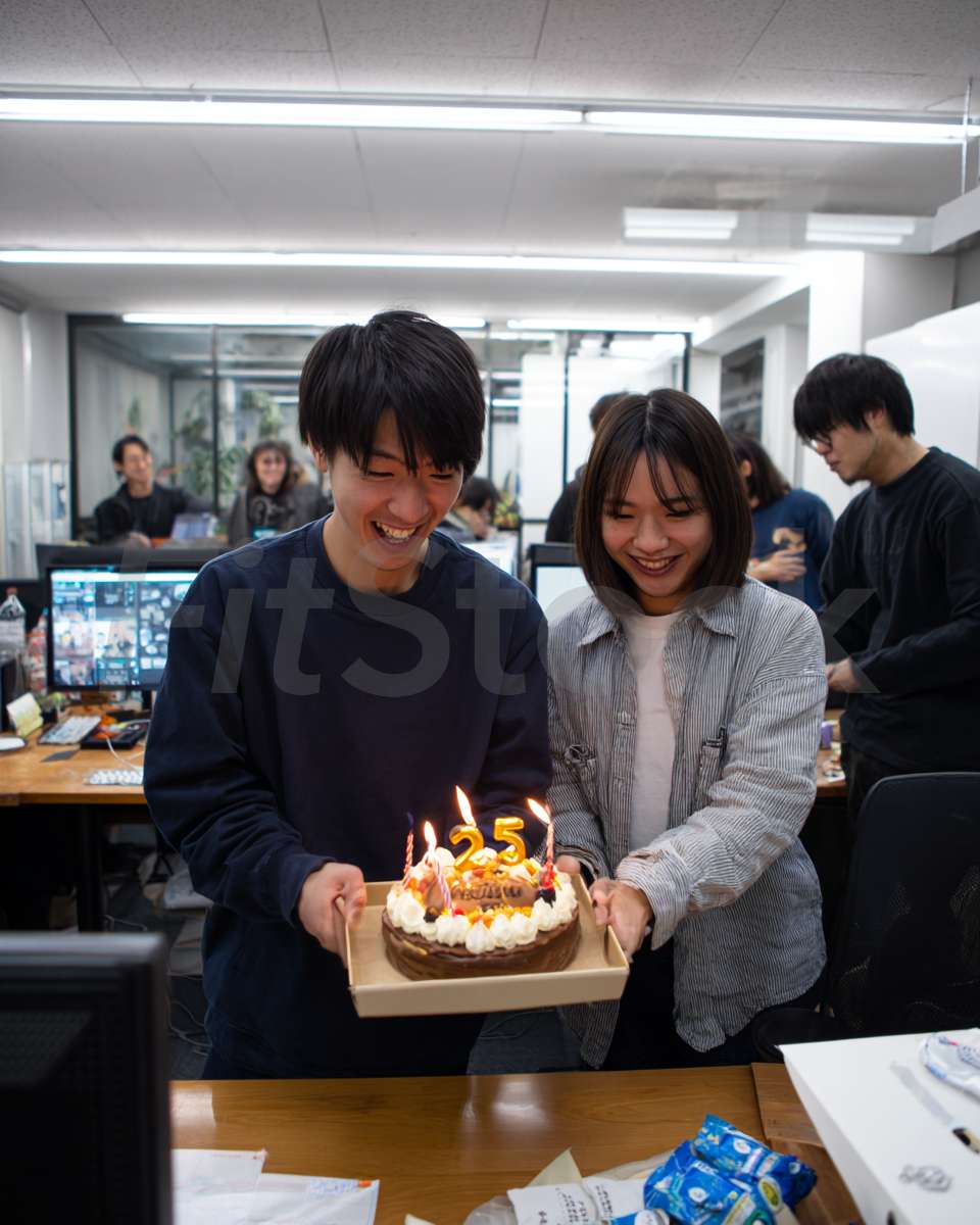 オフィスで祝う25歳の誕生日