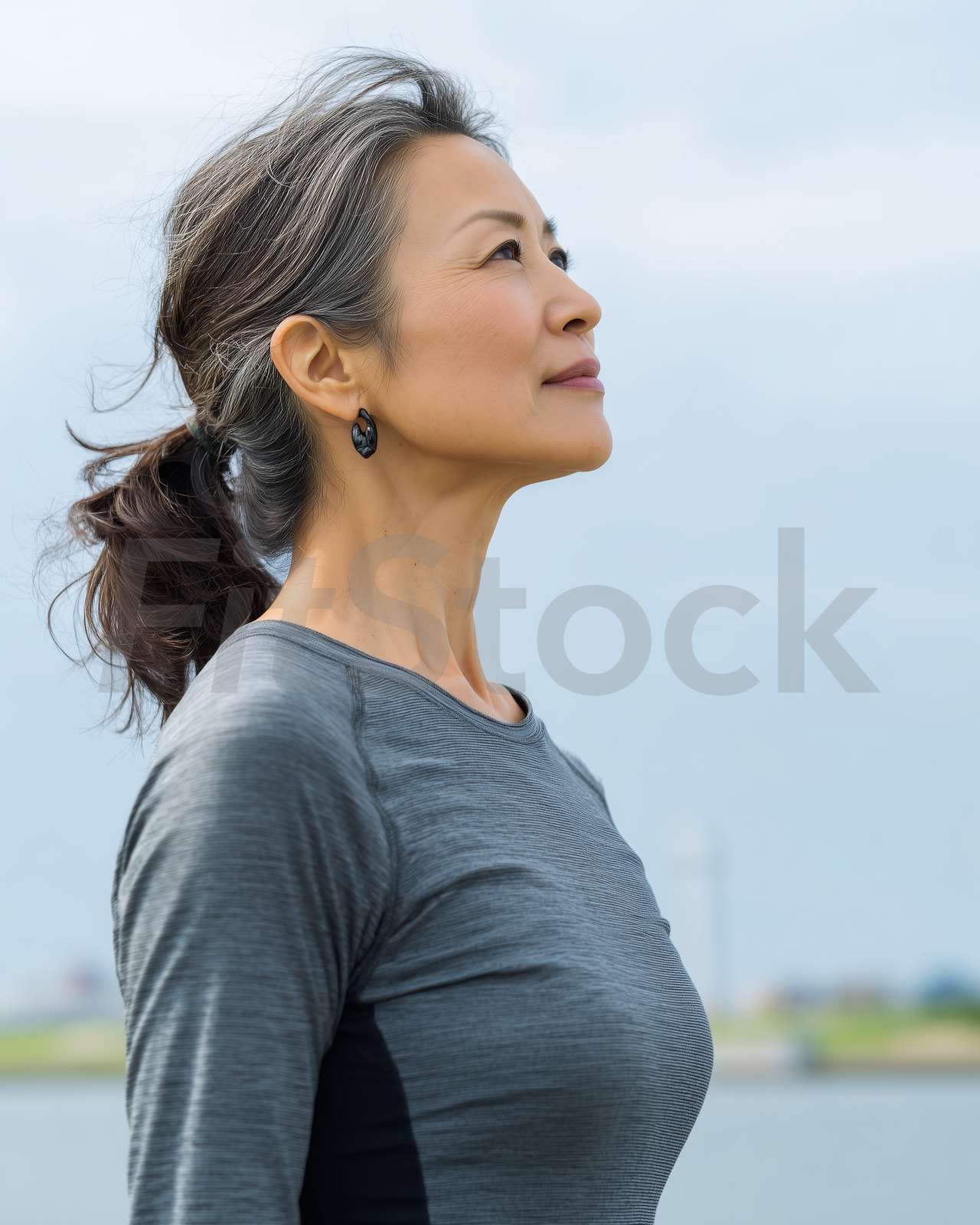 空を見上げるシニア女性