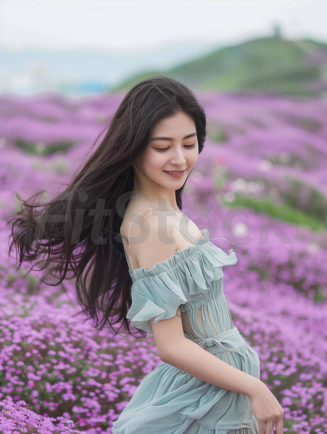 花畑で微笑む美しい女性