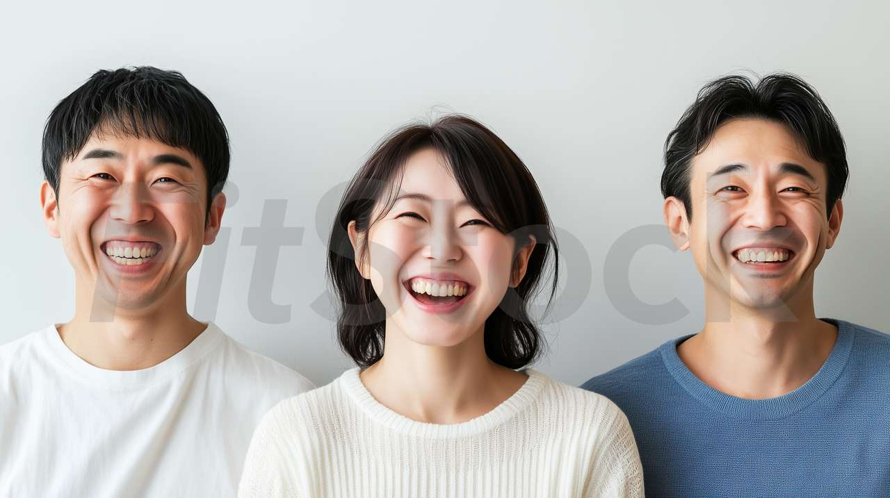 笑顔で並ぶ男女の3人グループ