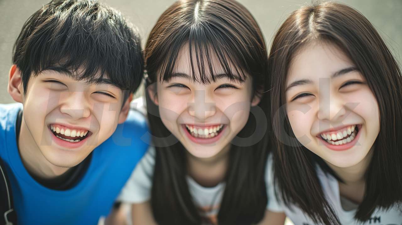 笑顔で寄り添う3人の若者たち