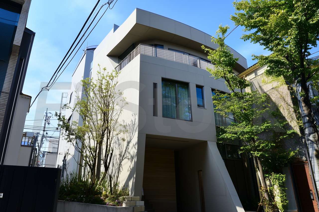 都会的で洗練されたコンクリート住宅の外観