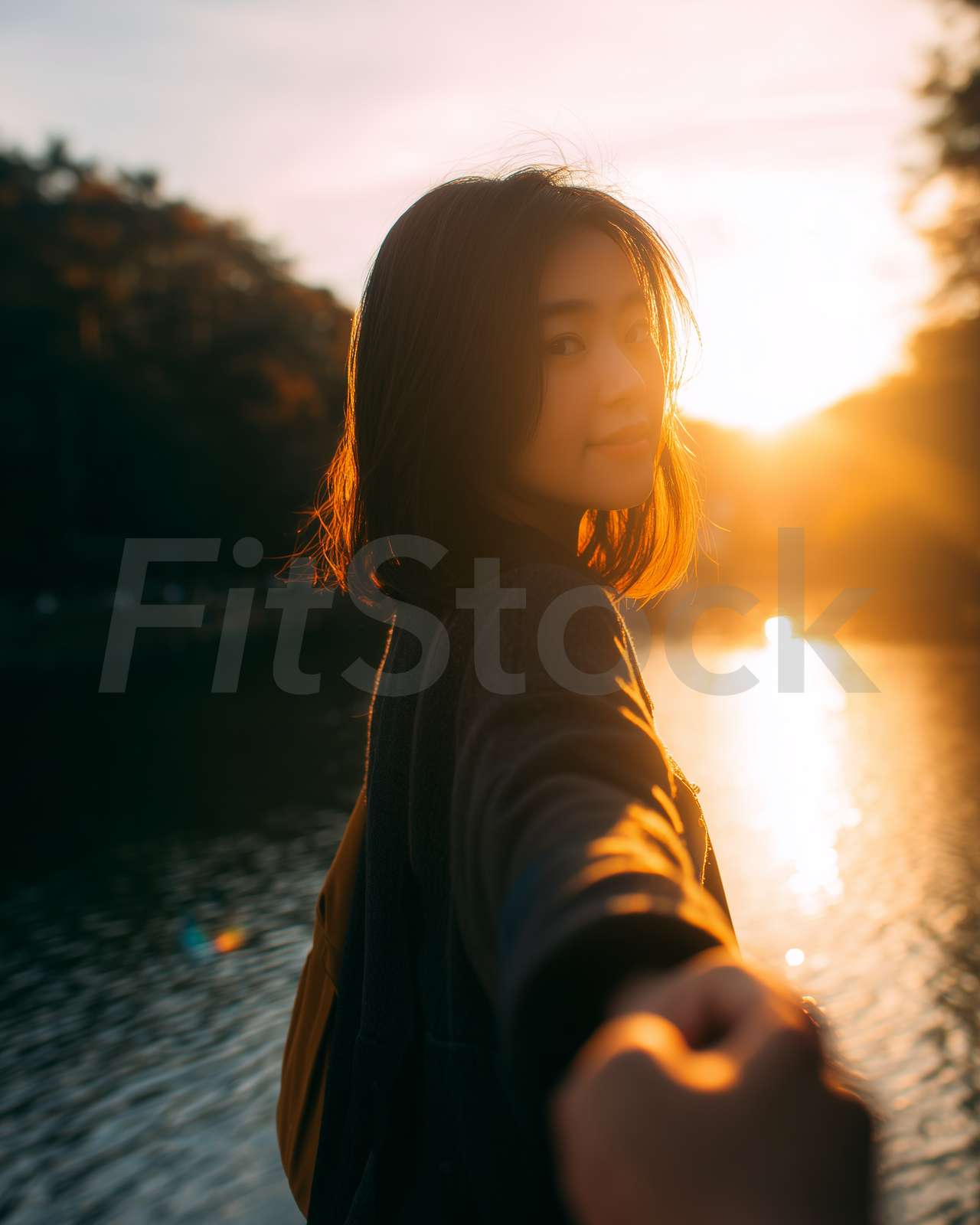 夕暮れ時に手を引く女性
