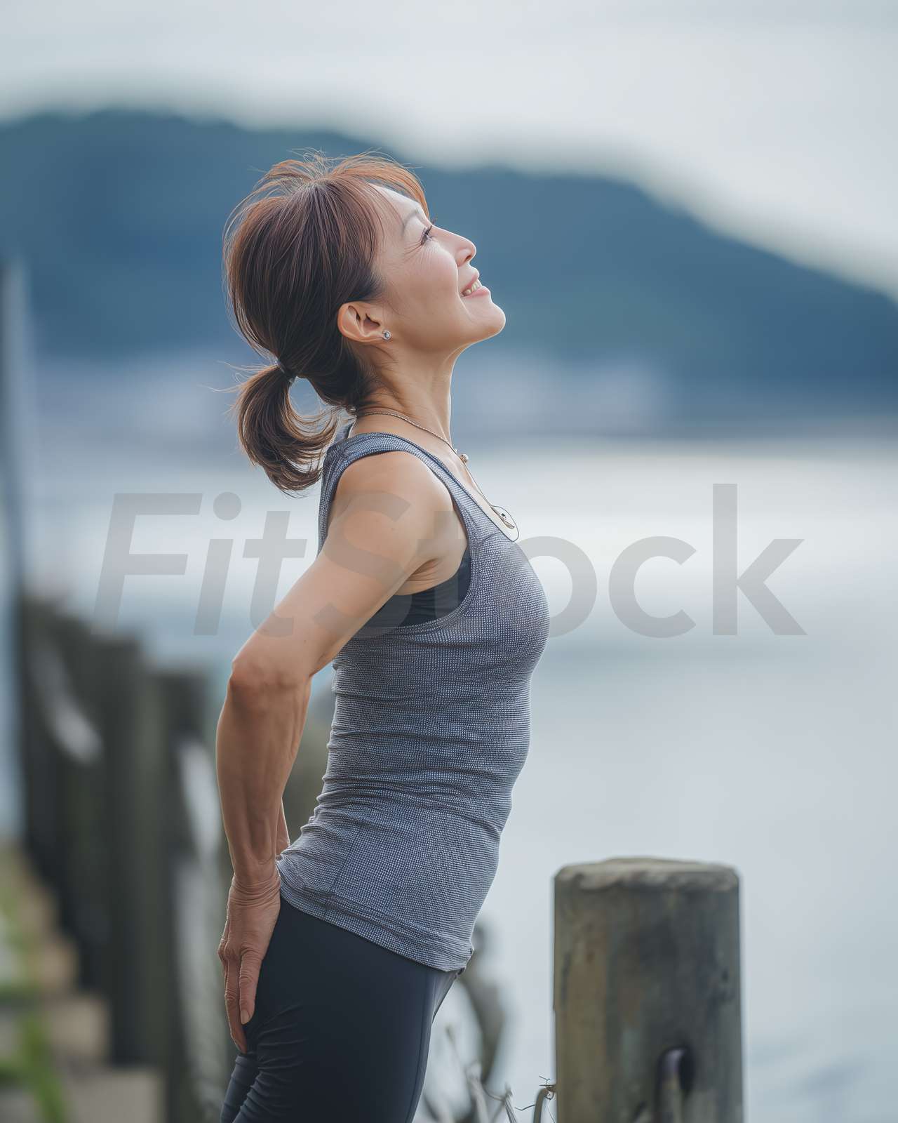 海辺で深呼吸をするアクティブな女性