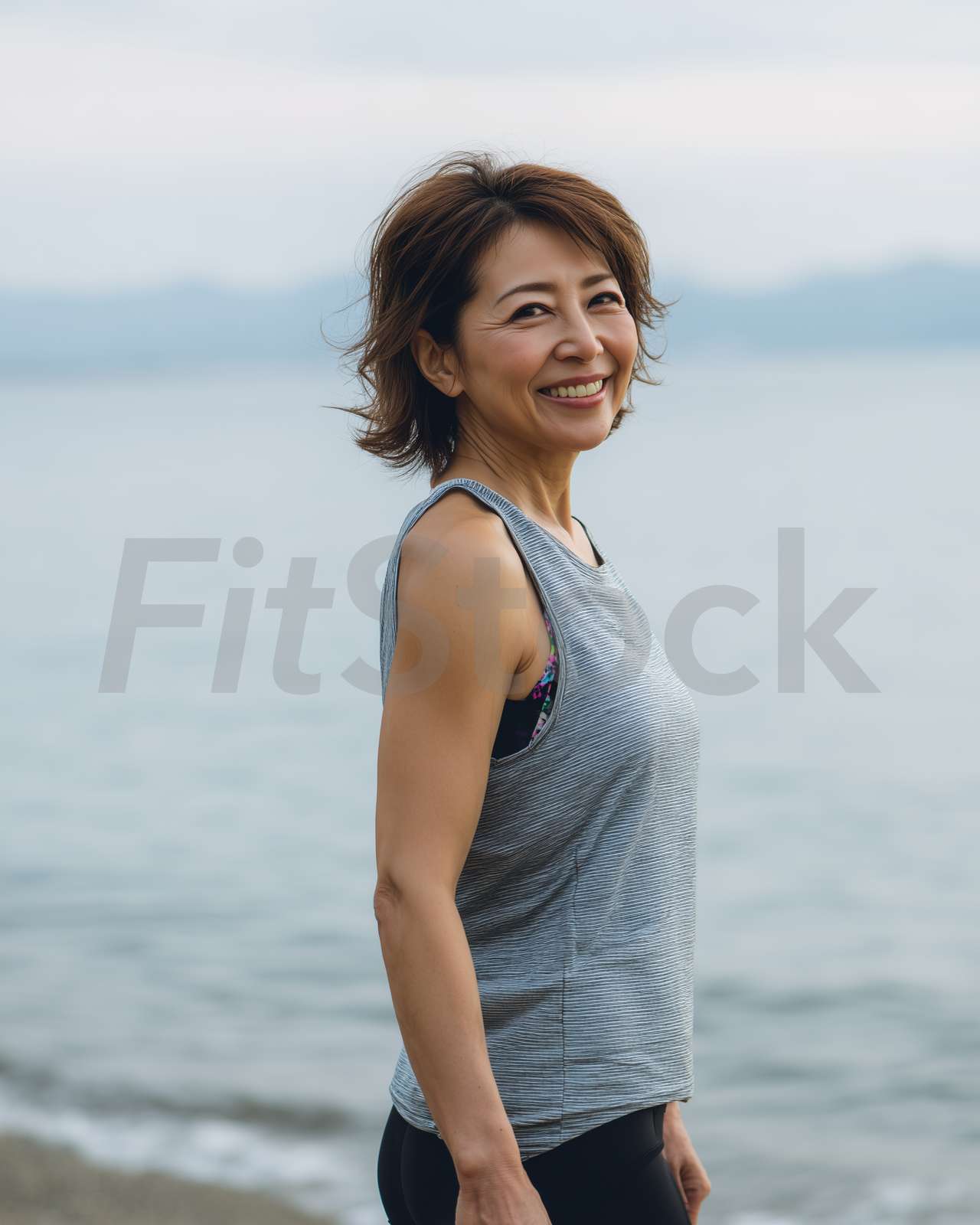 海辺で微笑む健康的な日本人女性