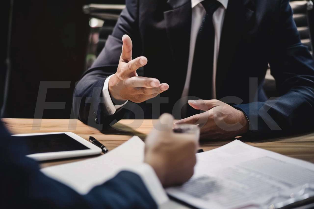 ビジネス会議で議論する二人の人物