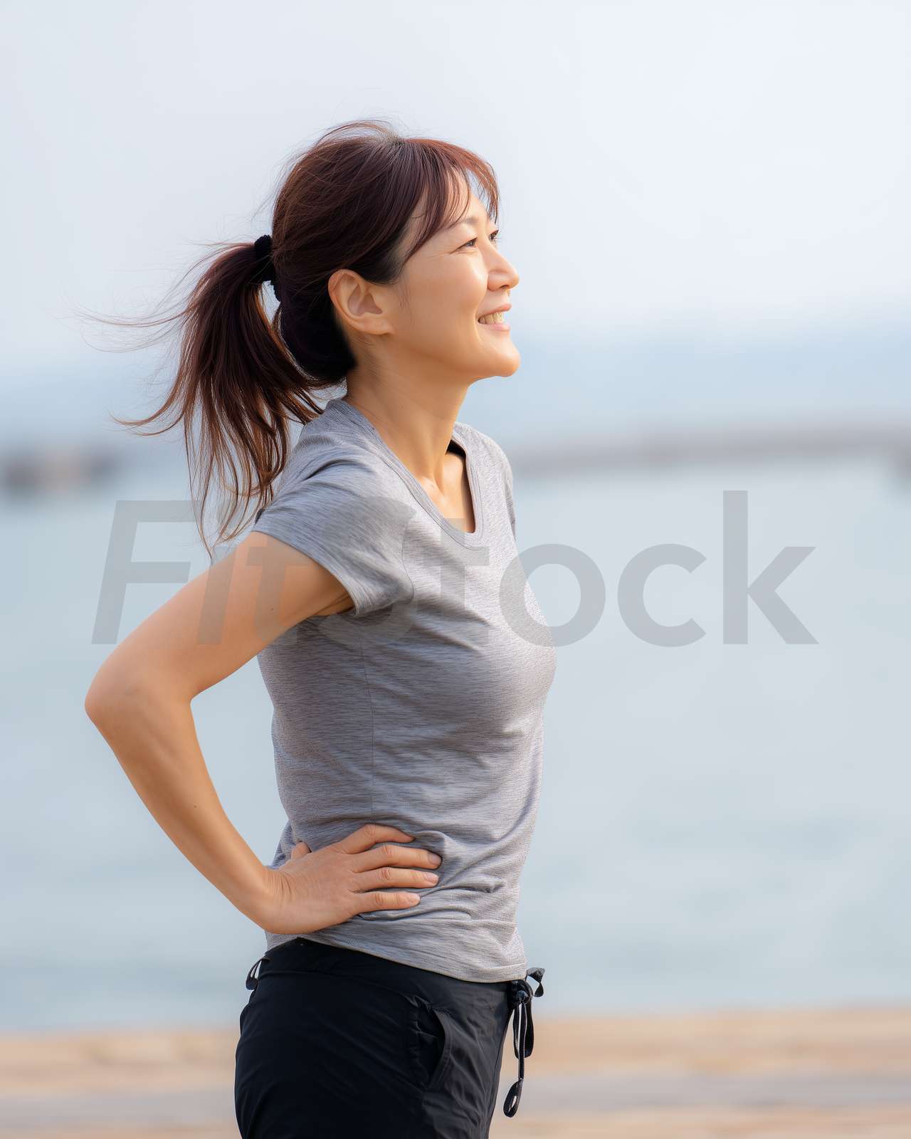海辺でリラックスするアクティブな女性