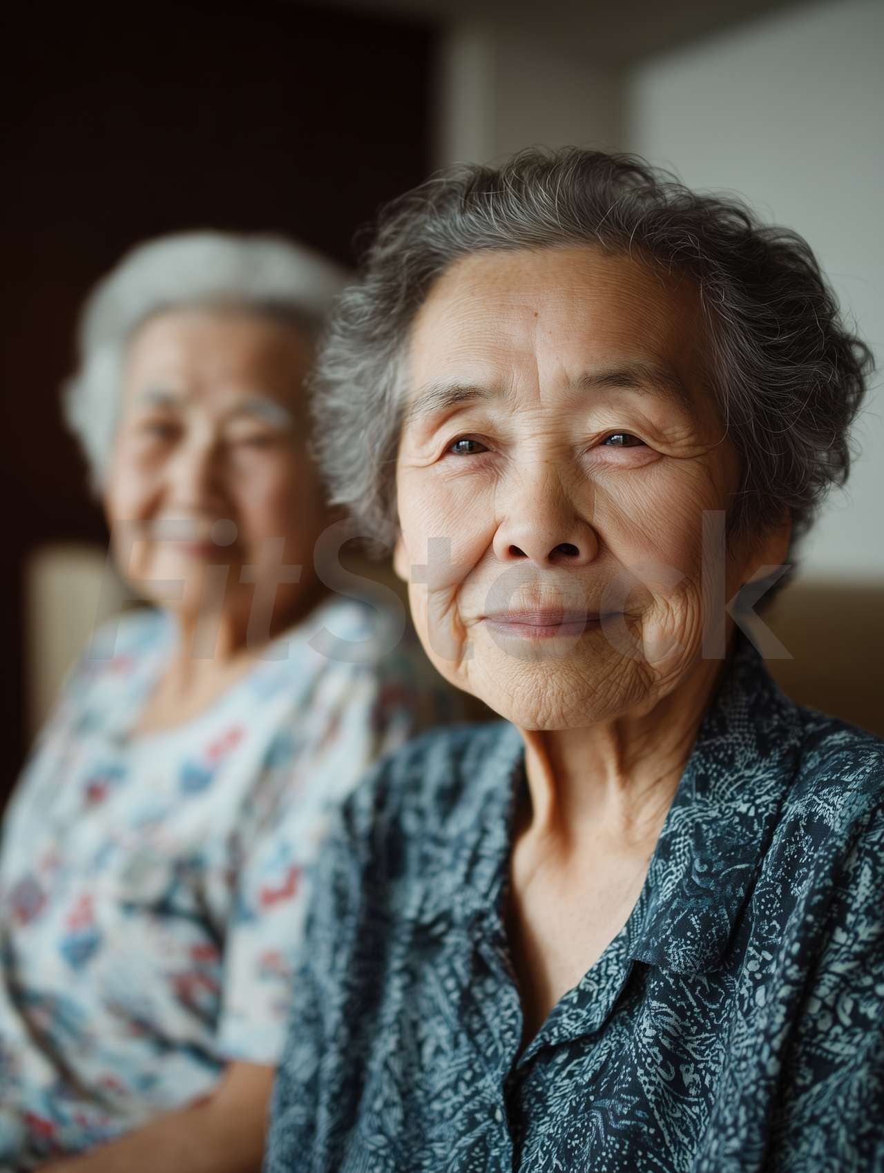 微笑む二人の高齢女性