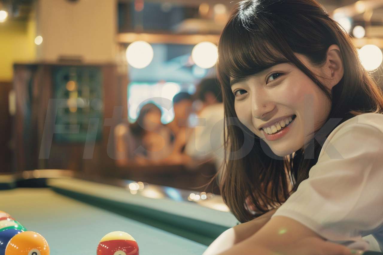 ビリヤードを楽しむ笑顔の女性