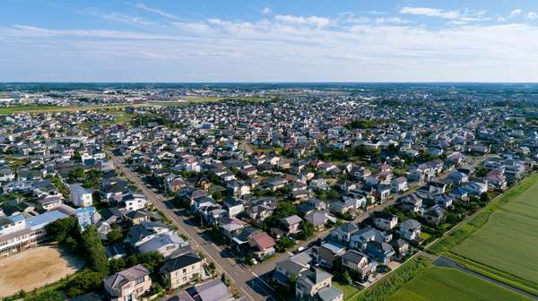 日本の郊外の住宅街の空撮
