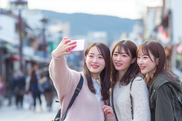 笑顔でセルフィーを楽しむ3人の女性たち