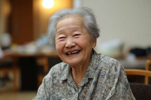 満面の笑みを浮かべる幸せそうな高齢の女性