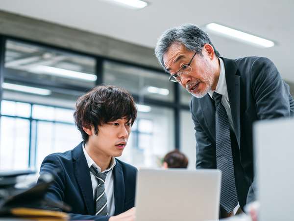 オフィスで上司から指導を受ける若手社員