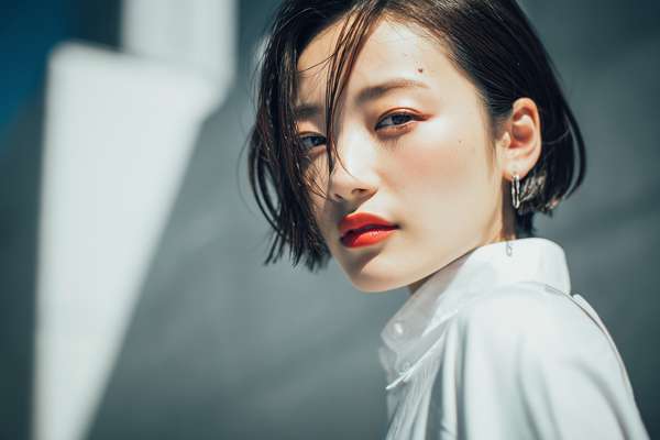 光と影が織りなすショートヘアの女性のポートレート