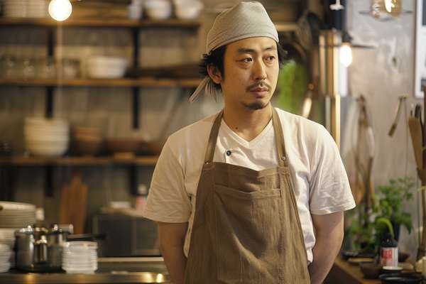 調理場で働く日本人男性シェフ