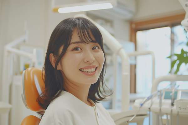 歯科医院で微笑む女性