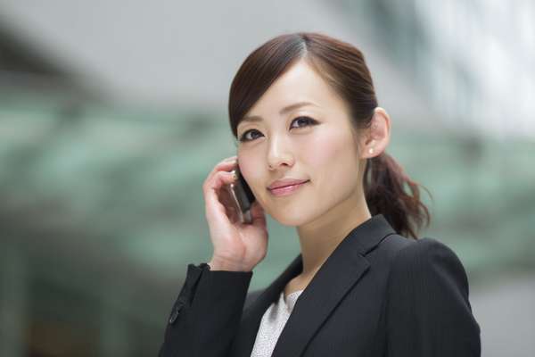 スマートフォンで通話するビジネスウーマン