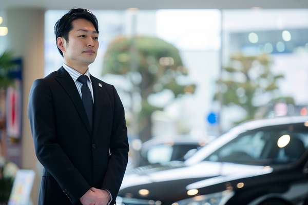 自動車ディーラーで働く男性スタッフ