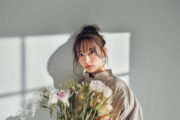 花束を抱える女性のナチュラルなポートレート