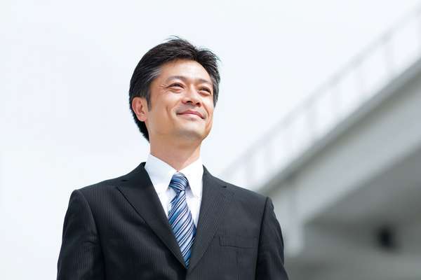 晴れやかな表情のビジネスマン