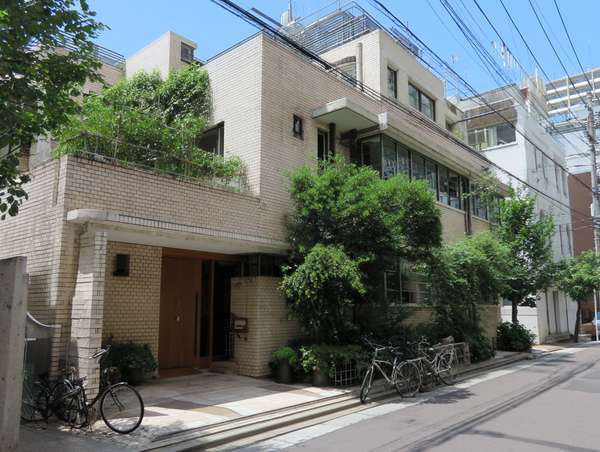 都会の静かな住宅街にあるモダンなレンガ造りの建物