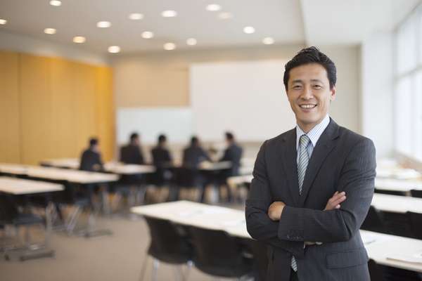 会議室で笑顔を見せる自信に満ちたビジネスマン