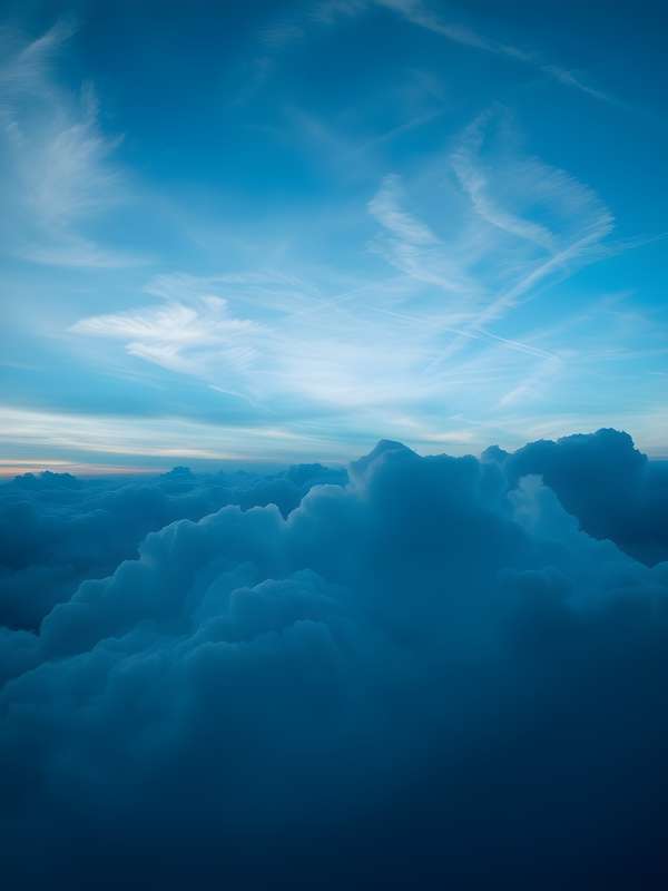 上空から見下ろすドラマチックな雲海と青い空