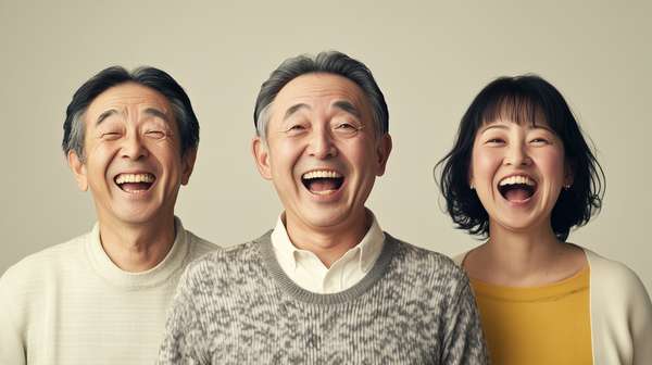 楽しそうに笑う3人のアジア人男女