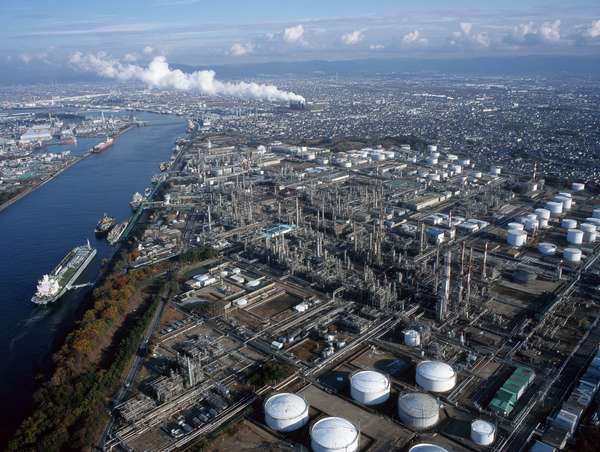 運河沿いの巨大な石油化学コンビナートと周辺の市街地