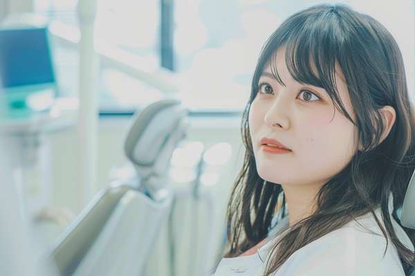 歯科医院で治療を受ける女性患者