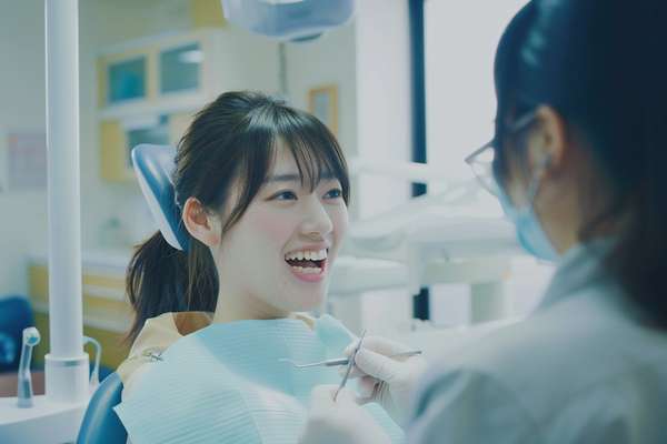 歯科医院で治療を受ける女性
