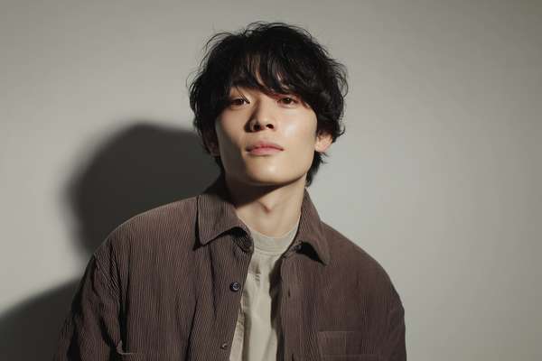 カメラを見つめる自然体の若手日本人男性